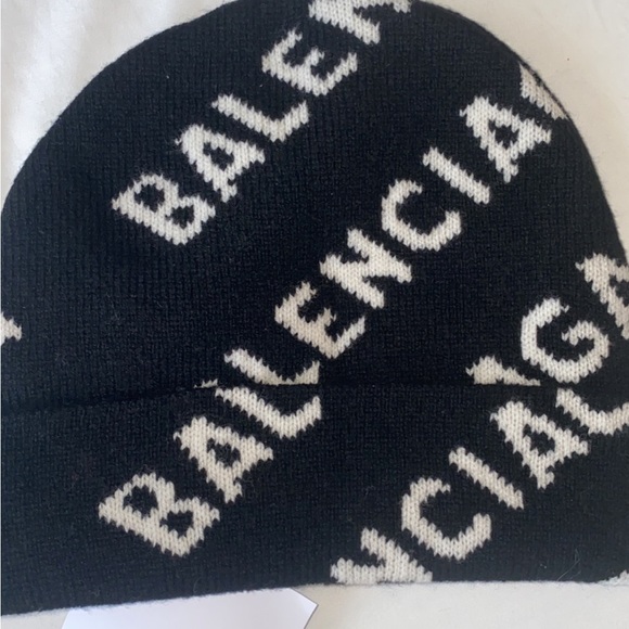 Balenciaga ALLOVER LOGO BEANIE IN BLACK - Good condition worn once - Picture 2 of 2